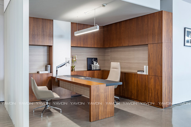 雅風(fēng)辦公家具展廳四樓實(shí)木油漆辦公桌